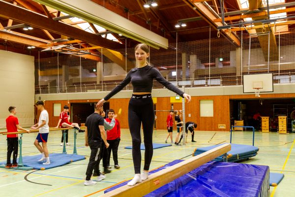 2023-Sportklasse Schülerin auf Barren