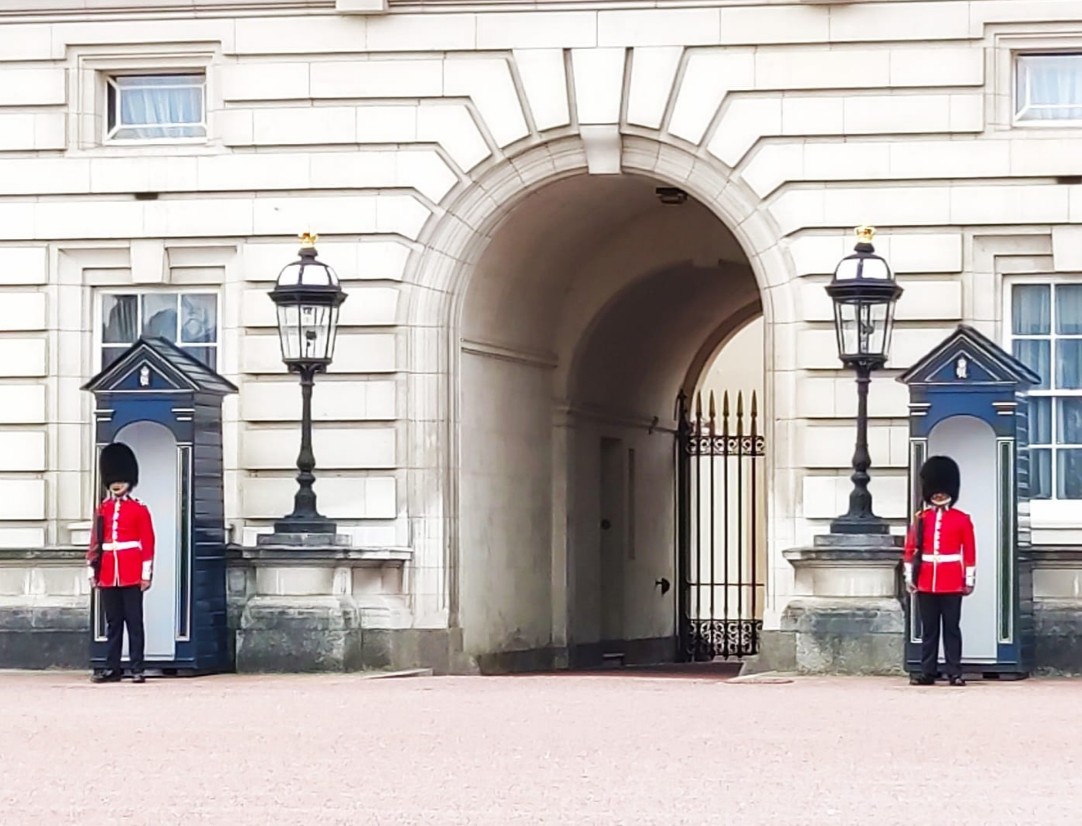 Sosldaten vor dem Buckingham Palace in London auf der Auslandsfahrt währnd der Vorhabenwoche